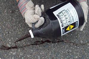 Cold pour asphalt driveway crack filler